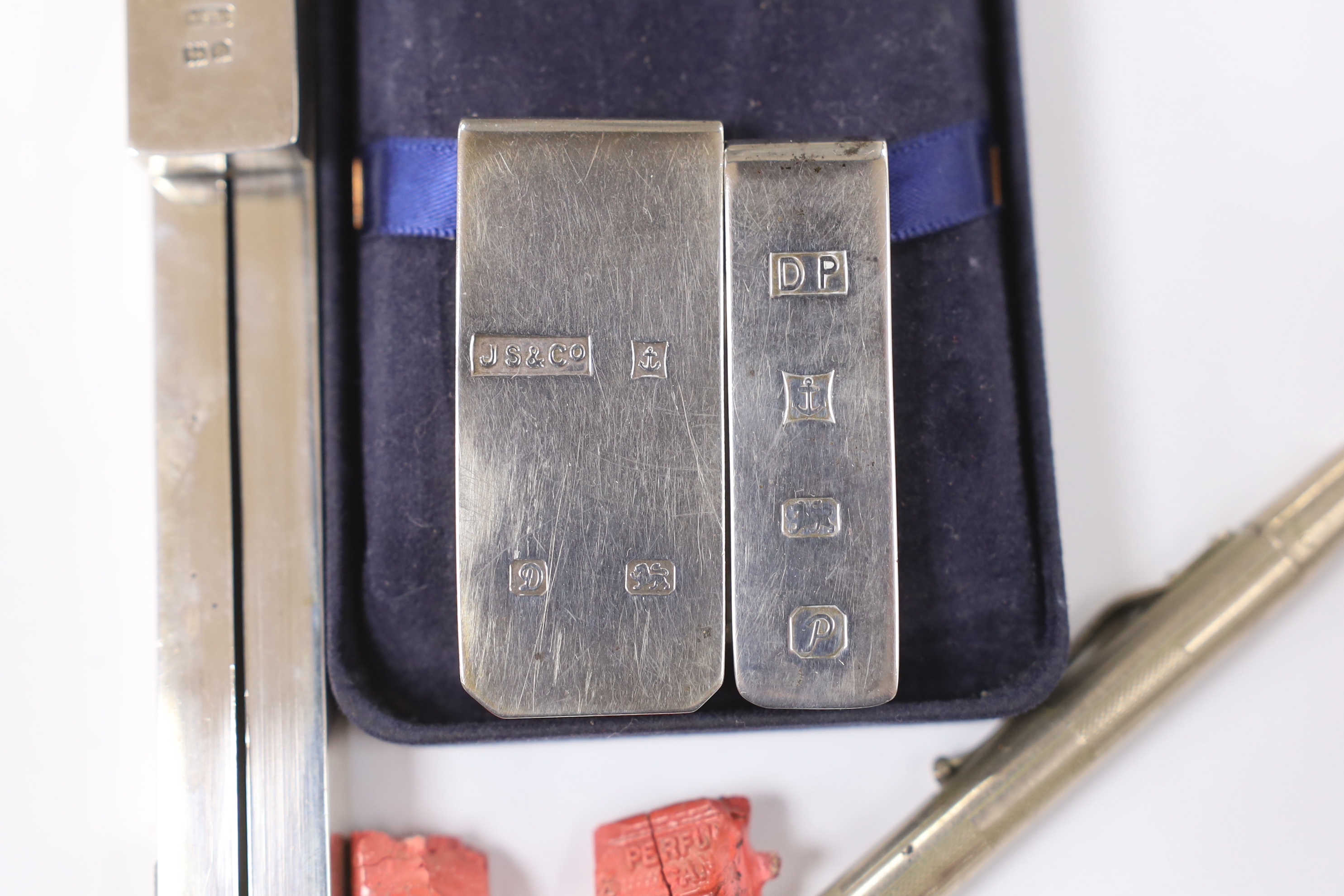 An Edwardian silver propelling wax seal dispenser/vesta, Birmingham, 1904, 13.7cm, two modern silver money clips and a Yard-O-Lead pencil.